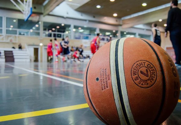 Quels sont les avantages de l'entraînement en circuit pour les basketteurs durant l'intersaison ?